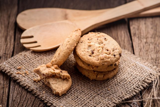 apricot and chocolate chip cookies