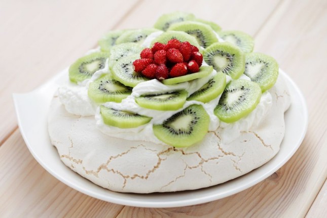 Classic kiwi pavlova